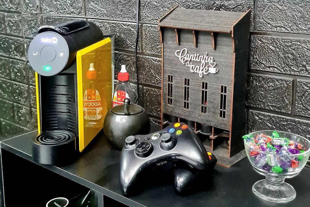 Cantinho do café com máquina de espresso e controle de videogame