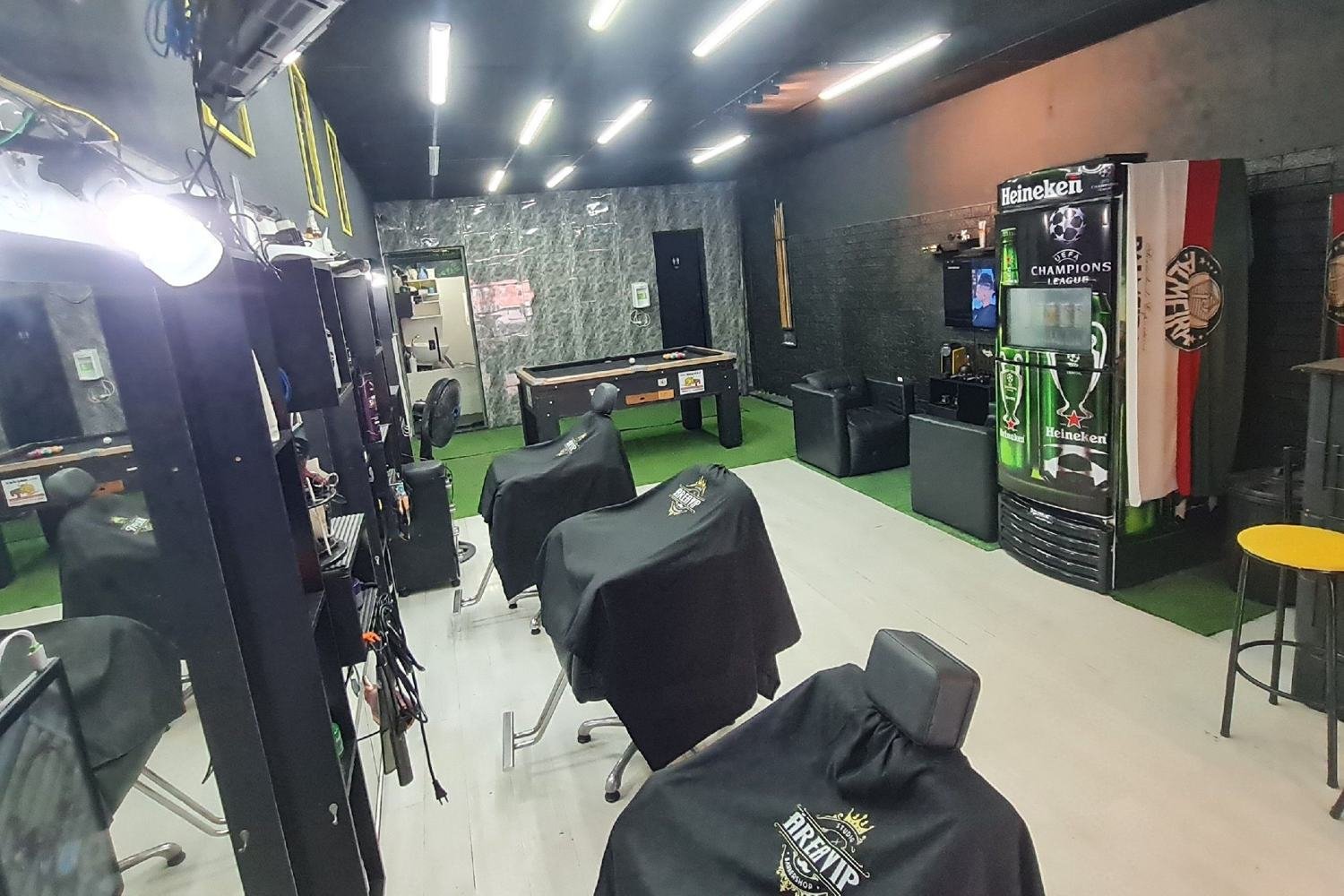 Visão geral do studio: cadeiras com capas Área VIP, mesa de sinuca, geladeira de cerveja e TV